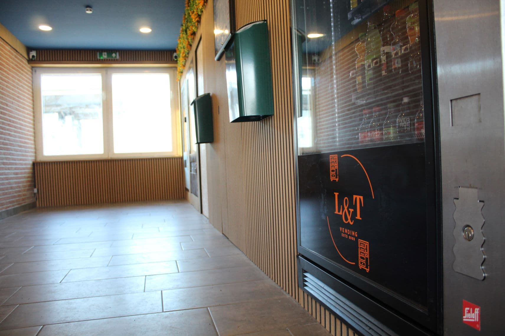 Automat von L&T Vending an einem viel besuchten Ort